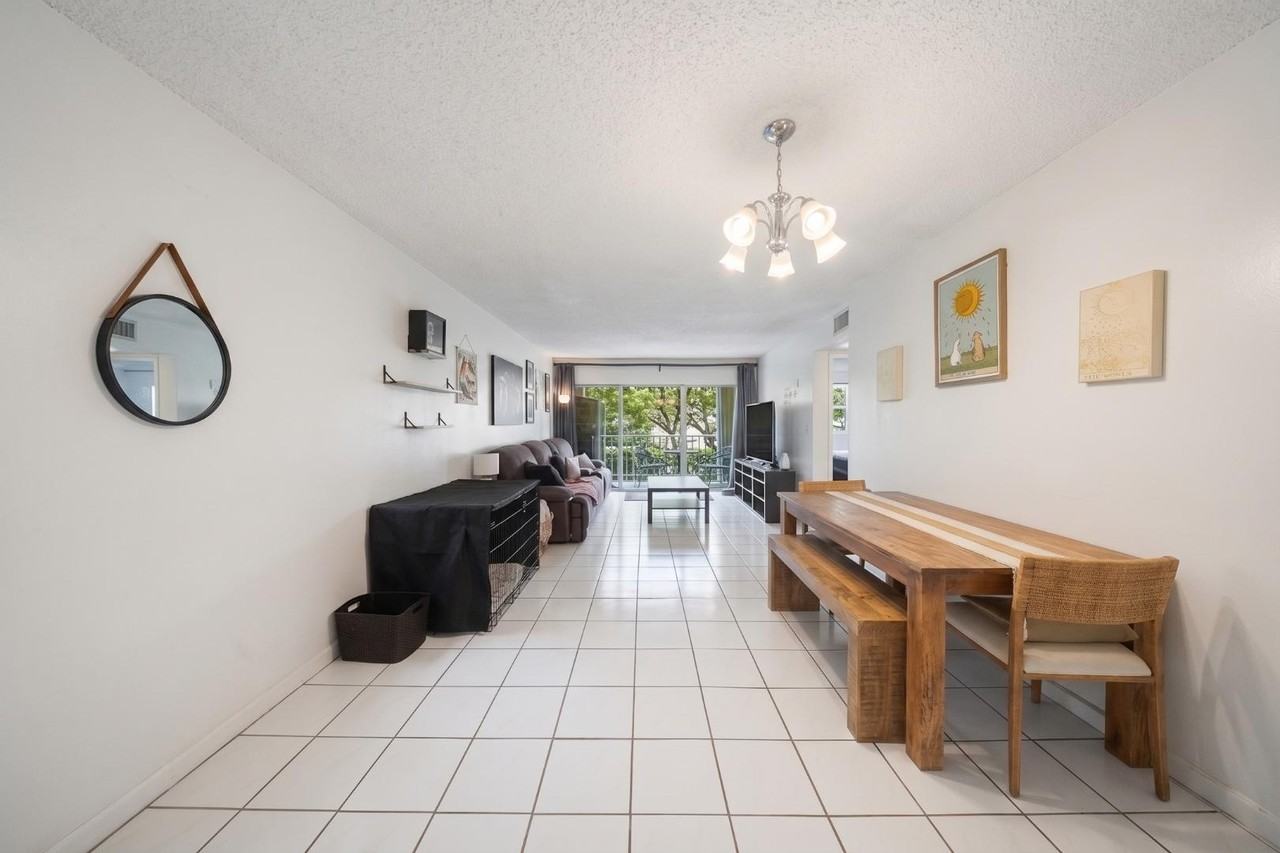 706 Nw 87th Ave - Photo 5 of 11