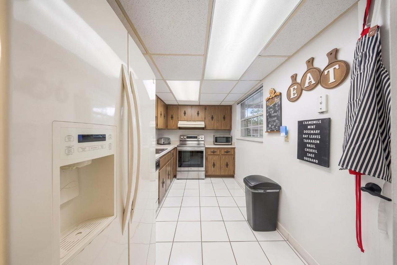 706 Nw 87th Ave - Photo 6 of 11