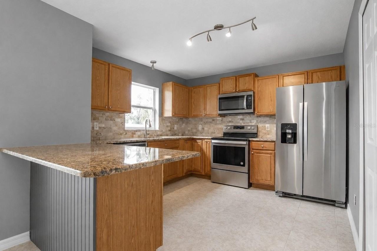 402 Bridgewater Ct - Photo 2 of 12