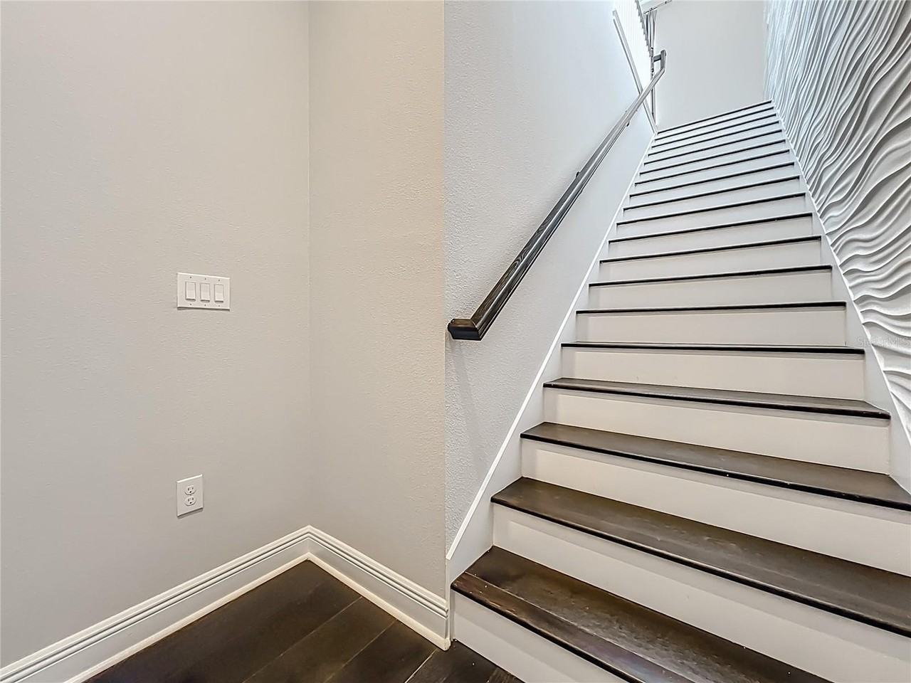 13450 Gabor Ave - Photo 4 of 19