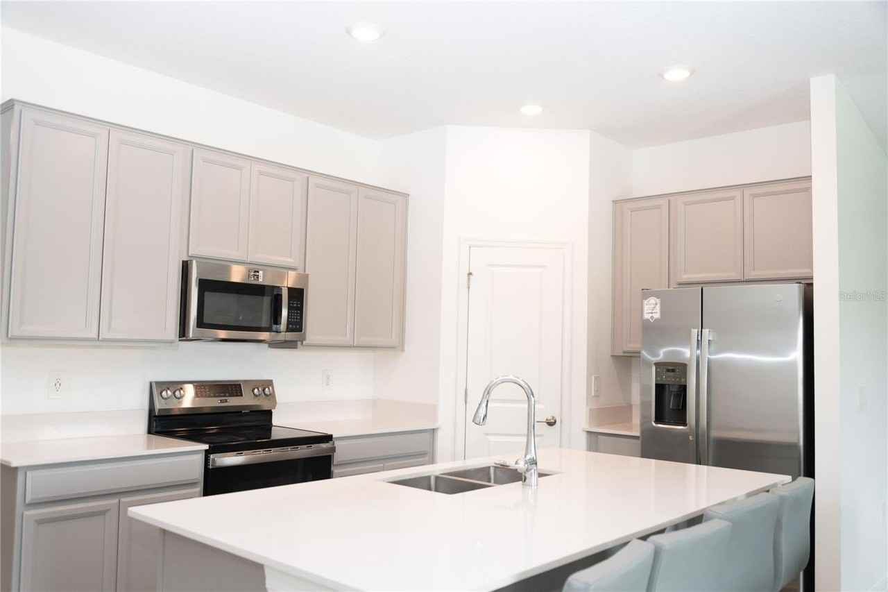 707 Staffora St - Photo 7 of 44