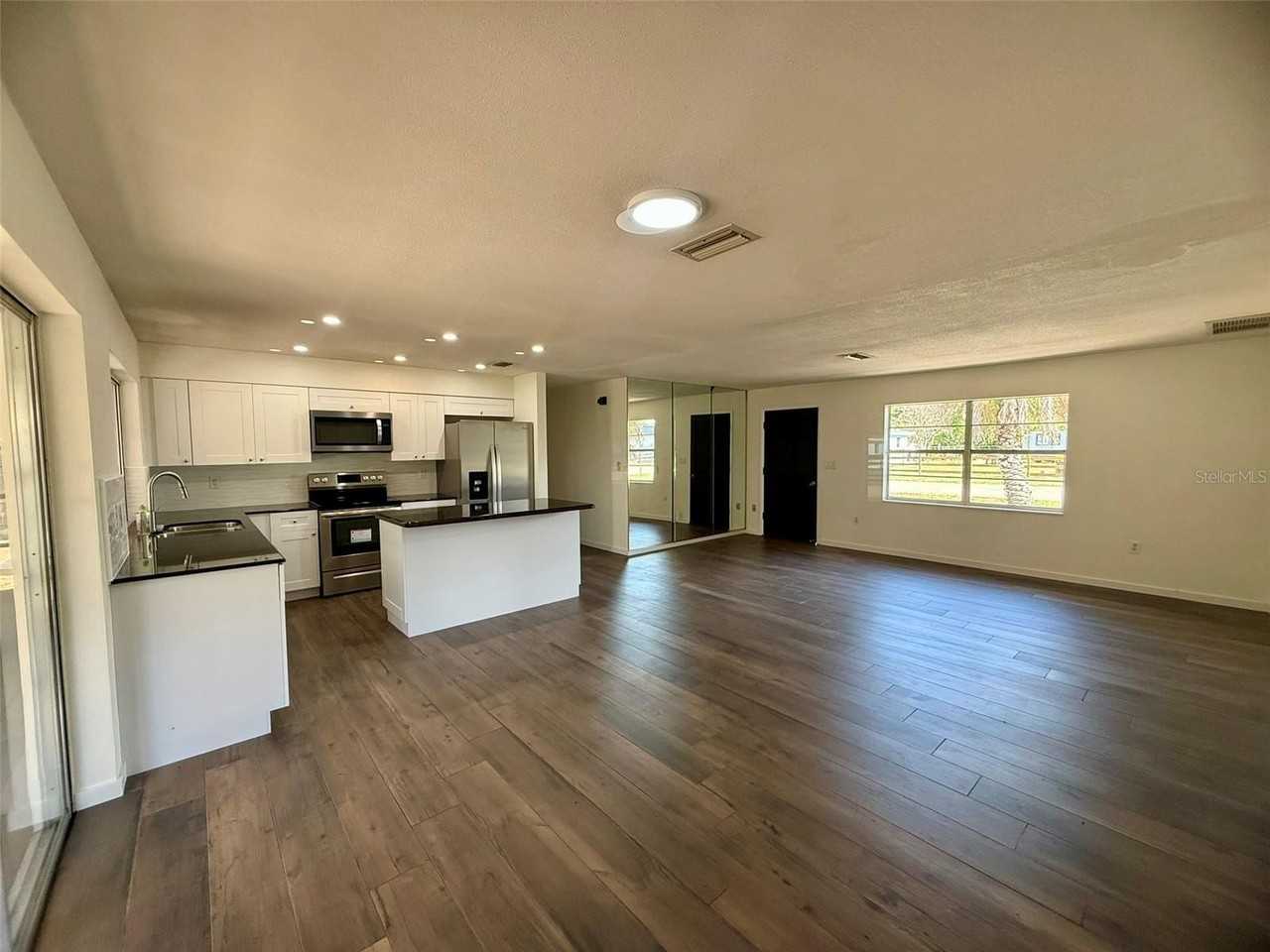 131 Sparrow Ave - Photo 6 of 28