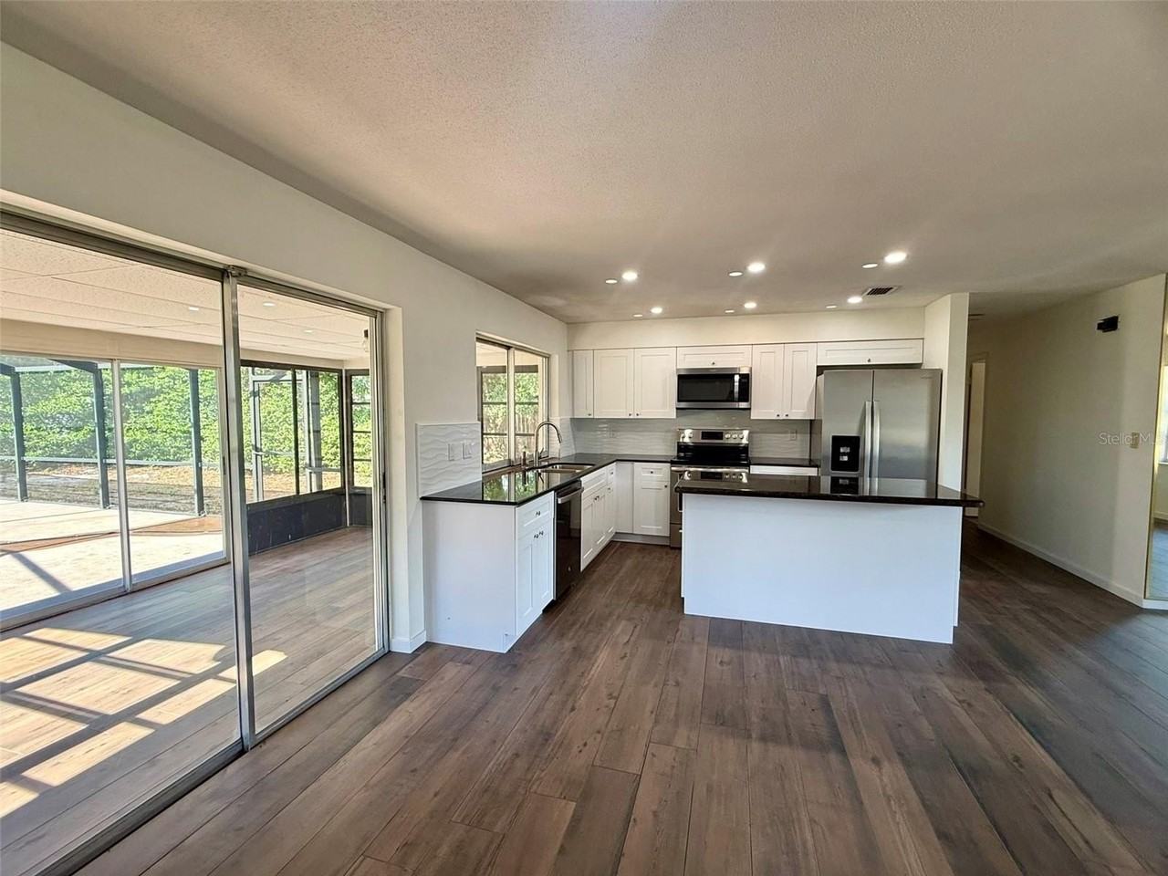 131 Sparrow Ave - Photo 7 of 28