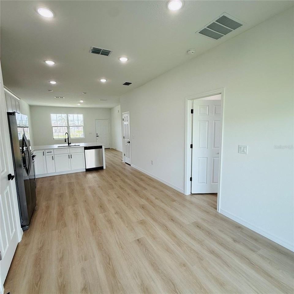 602 Desmoines Ct - Photo 3 of 13