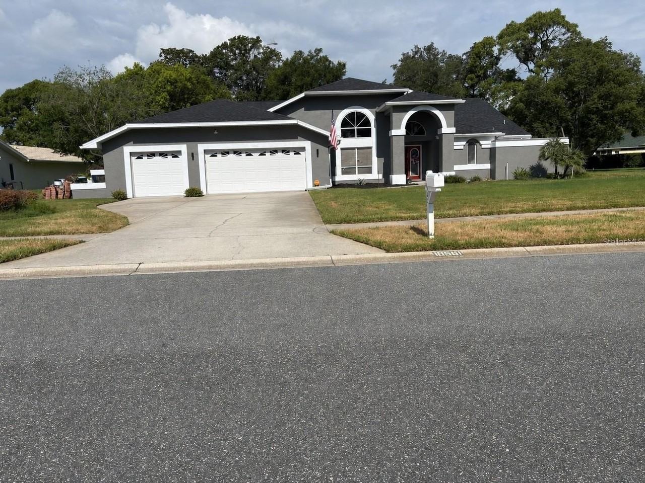 18561 Winding Oaks Blvd - Photo 2 of 18