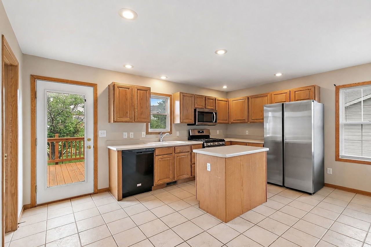 1541 Moluf St - Photo 4 of 20