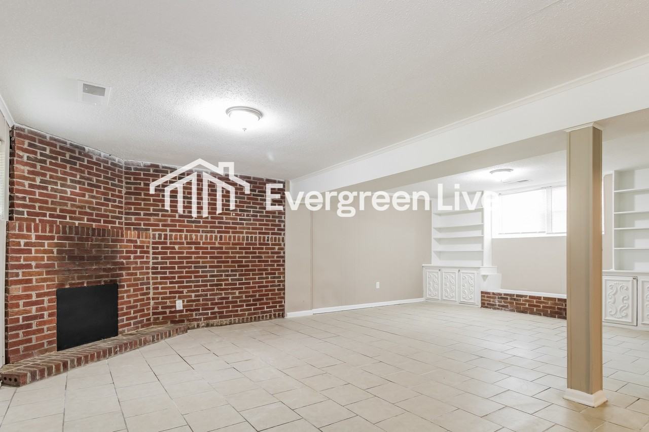 3241 Glen Logan Rd - Photo 3 of 10