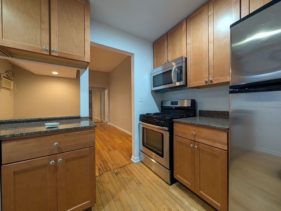 1828 W Lawrence Ave - Photo 3 of 10