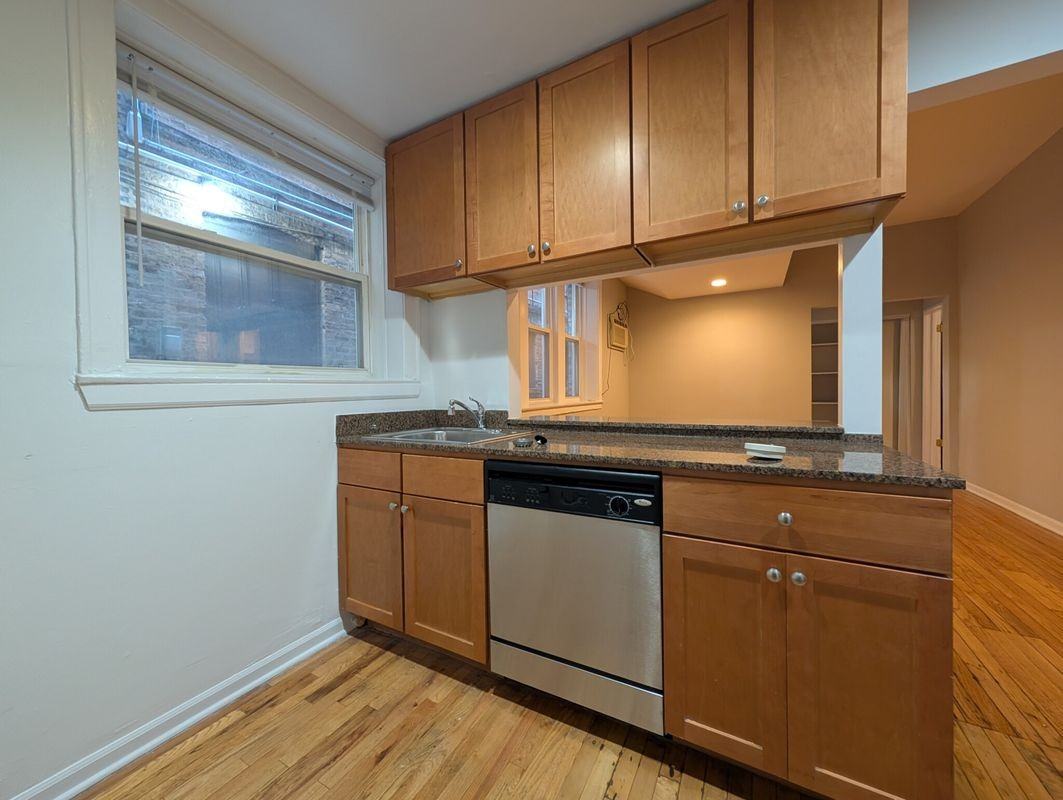 1828 W Lawrence Ave - Photo 4 of 10