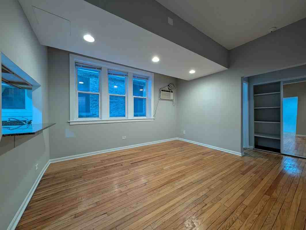 1828 W Lawrence Ave - Photo 6 of 10