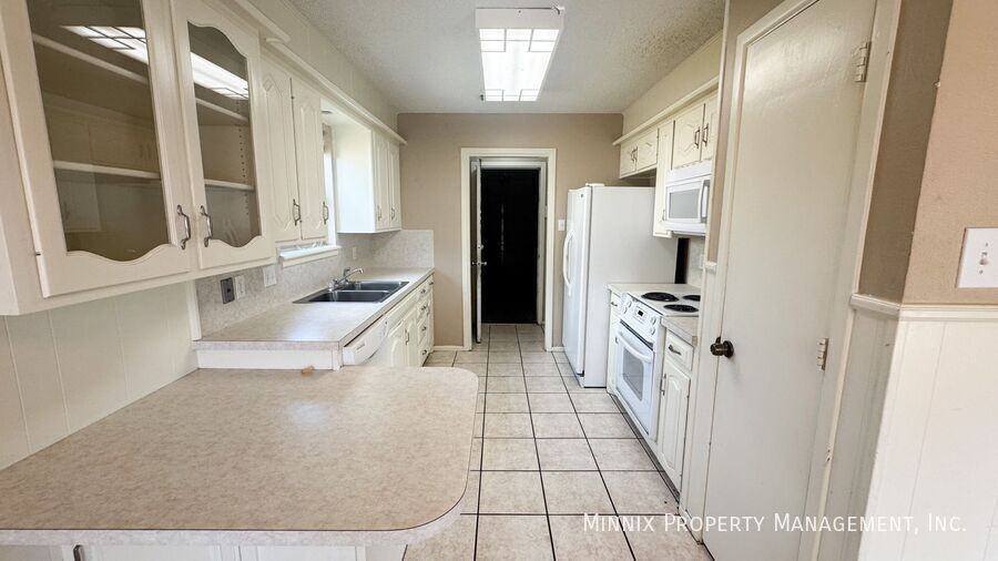 7820 Vernon Ave - Photo 6 of 35