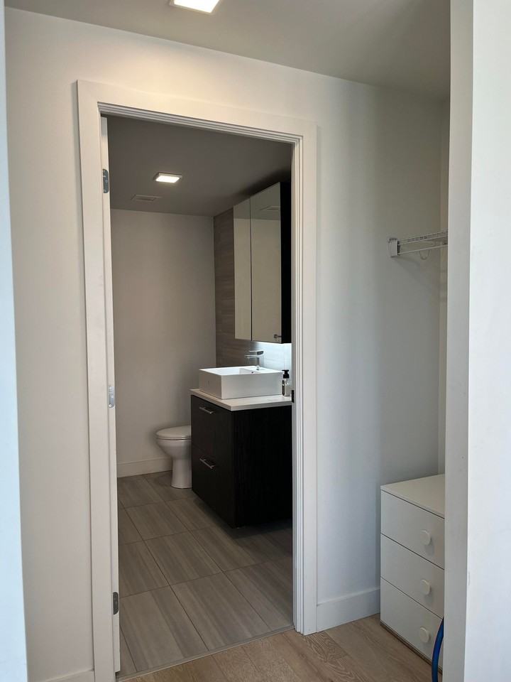 1048 Wellington Street #505 - Photo 4 of 10