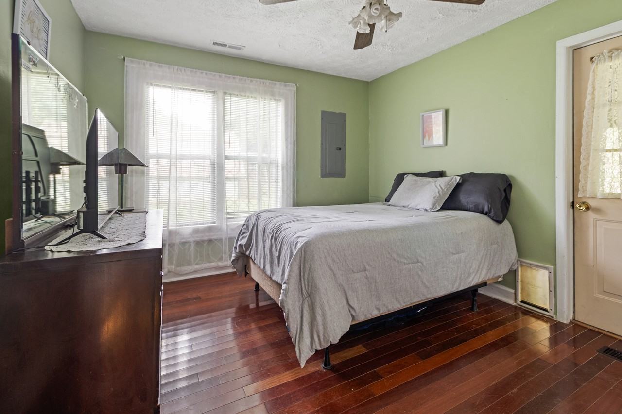 669 Whitaker St #NA - Photo 3 of 13