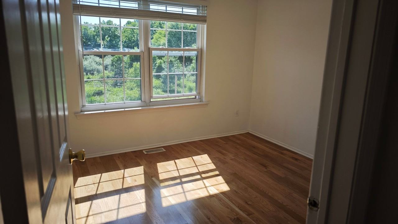 1187 Heyward Rd - Photo 3 of 14