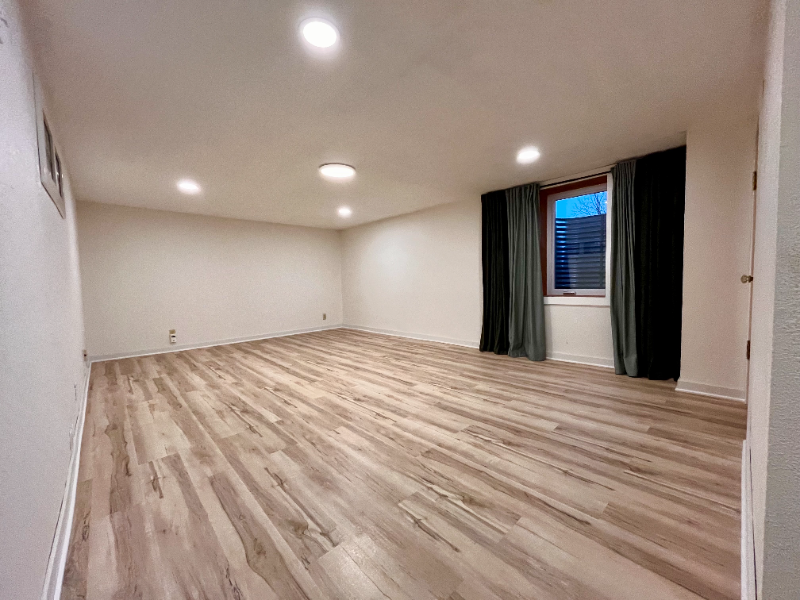 2104 E 58th St #2104 - Photo 3 of 8