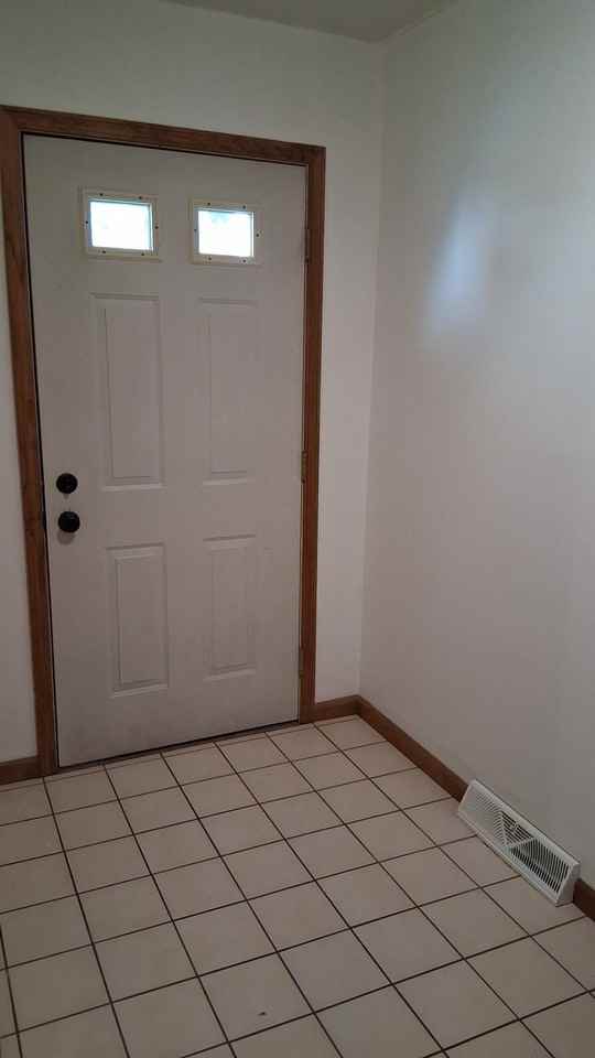 1010 Carbon St #REAR - Photo 4 of 9