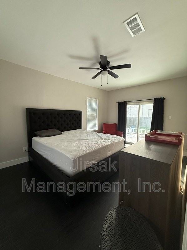 300 16th St Se - Photo 3 of 8