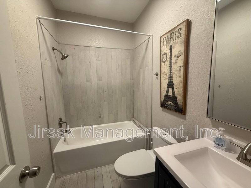 300 16th St Se - Photo 6 of 8