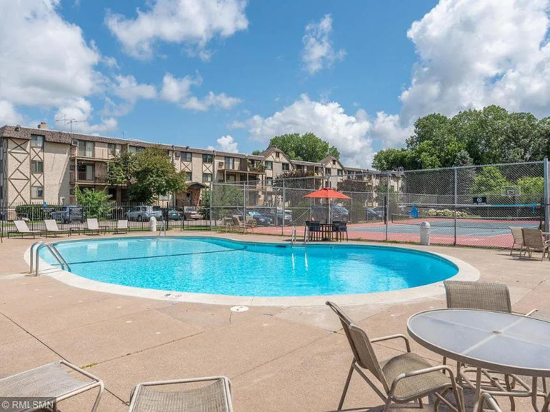 1304 W Medicine Lake Dr #117B
