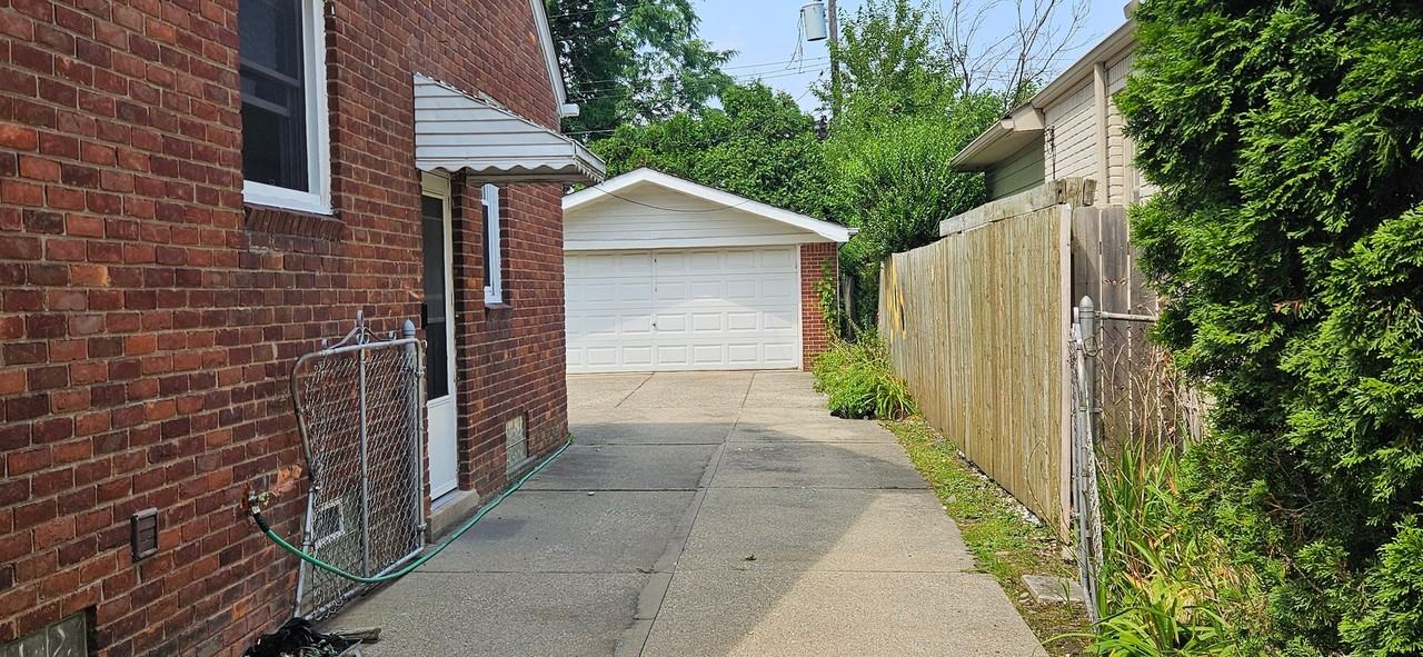 20665 Beaufait St - Photo 2 of 12