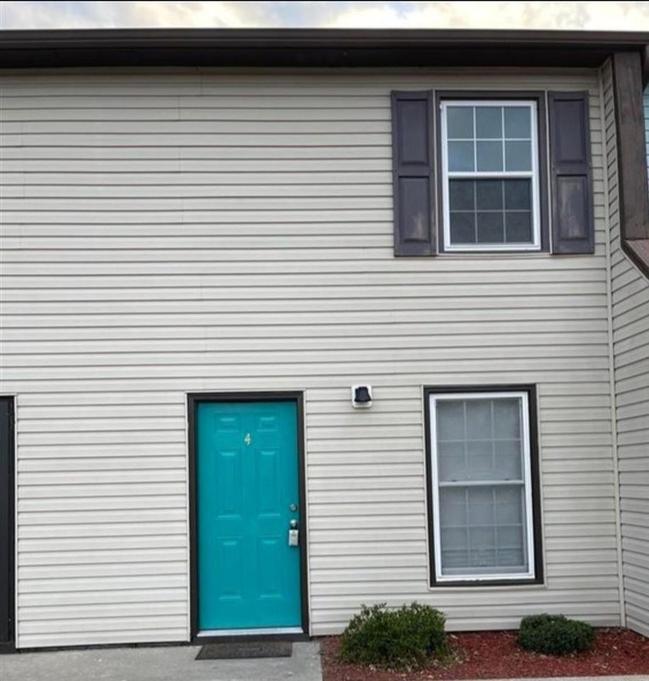 2220 Oakwood Ln - Photo 2 of 6