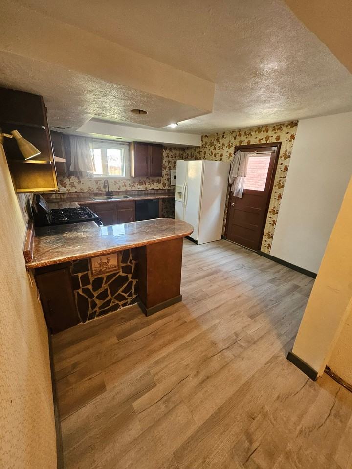 928 Utah Ave - Photo 2 of 11