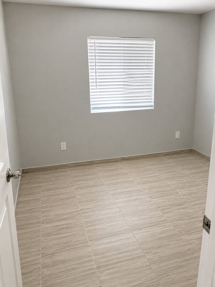 821 E 4th St #2 - Photo 3 of 7