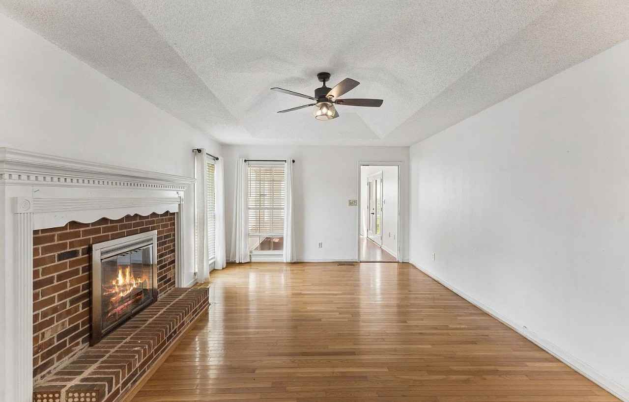 1646 Lillian Cir - Photo 2 of 19