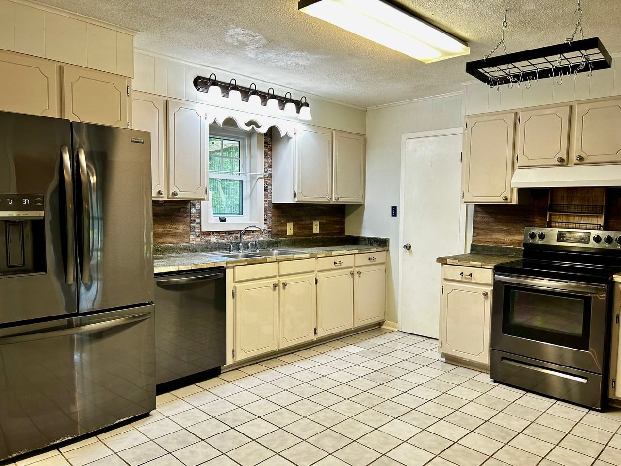 204 East Rd - Photo 4 of 20