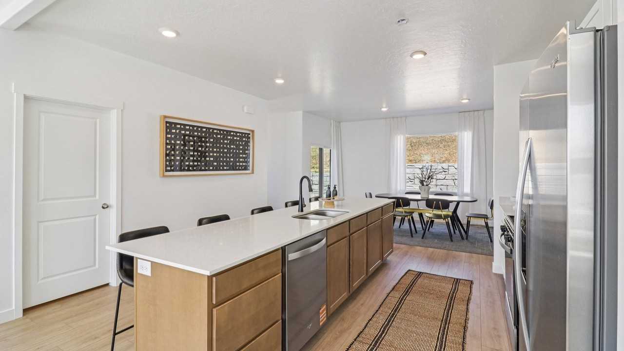 513 E Levengrove Dr - Photo 3 of 20