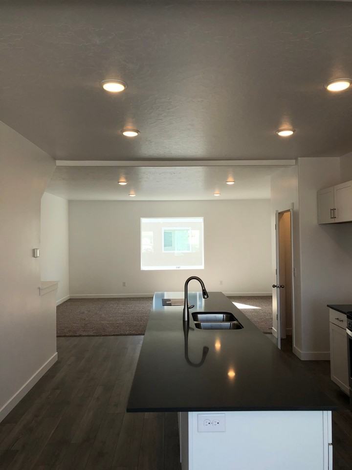1142 E Hatch Row - Photo 4 of 8