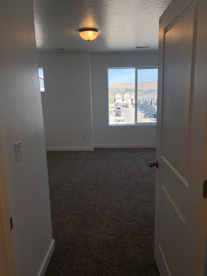 1142 E Hatch Row - Photo 6 of 8