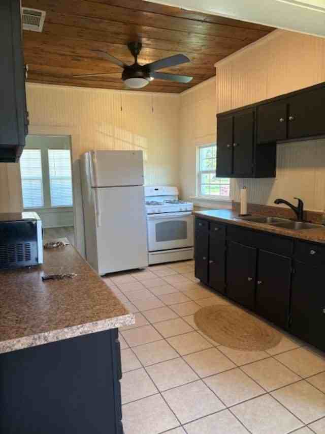 906 Center St - Photo 3 of 9