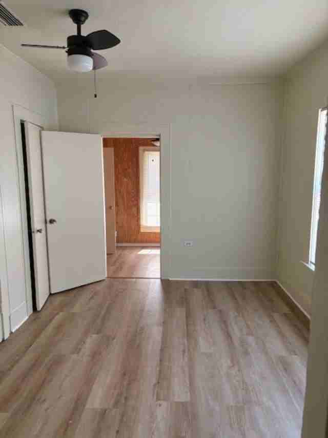 906 Center St - Photo 5 of 9
