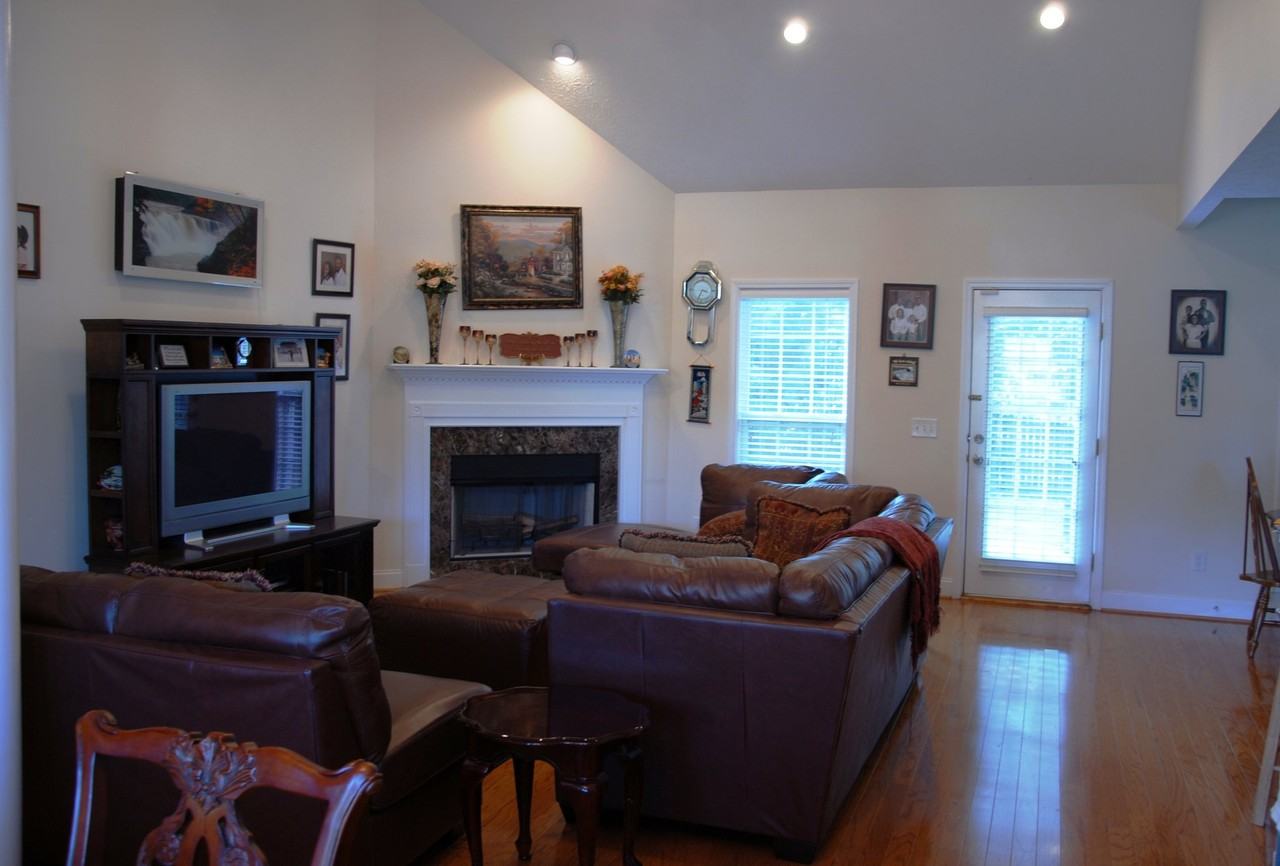 2386 Morgan Dr - Photo 2 of 7