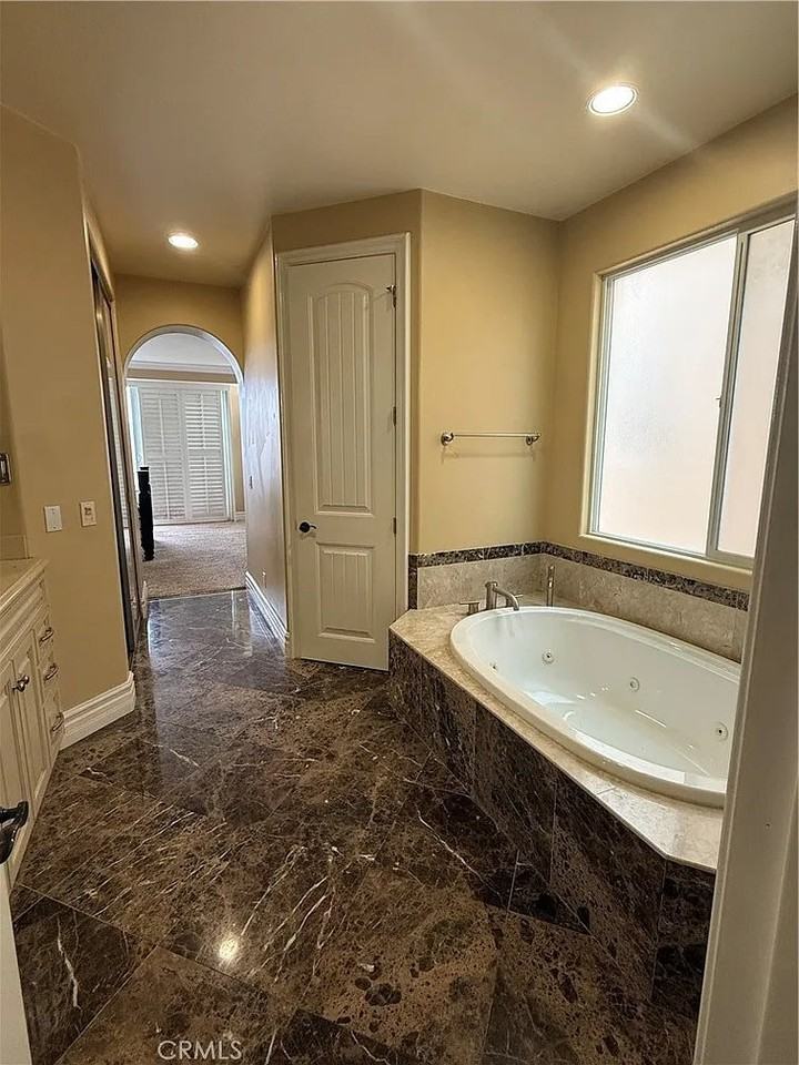 211 Chicago Ave - Photo 5 of 20