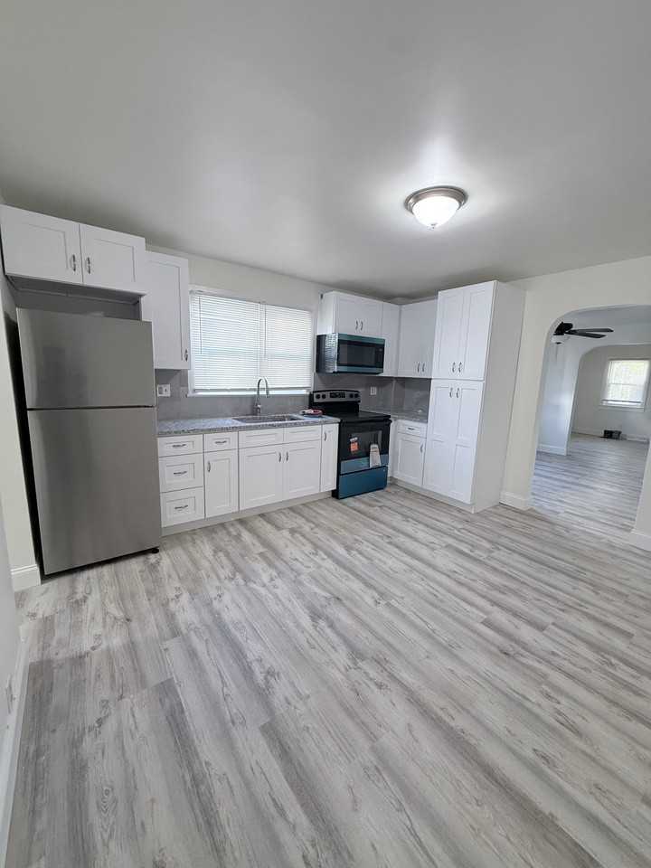 211 Oakwood Ave