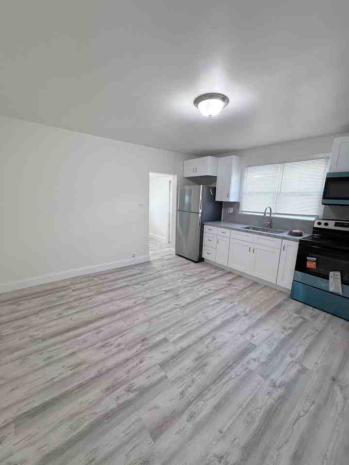 211 Oakwood Ave - Photo 2 of 10