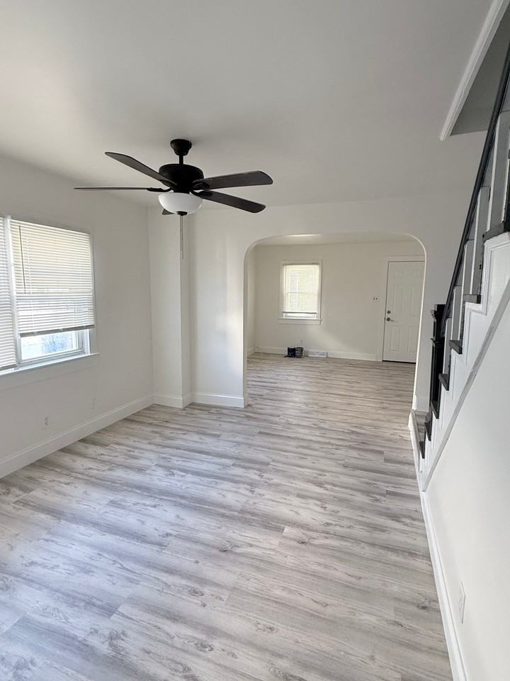 211 Oakwood Ave - Photo 4 of 10