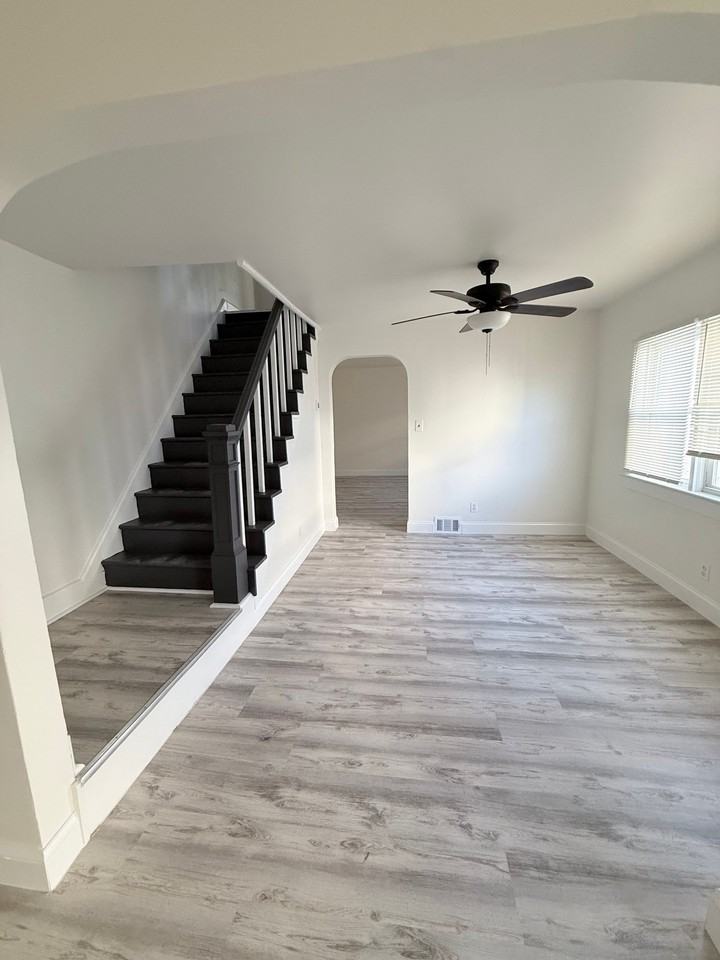 211 Oakwood Ave - Photo 5 of 10