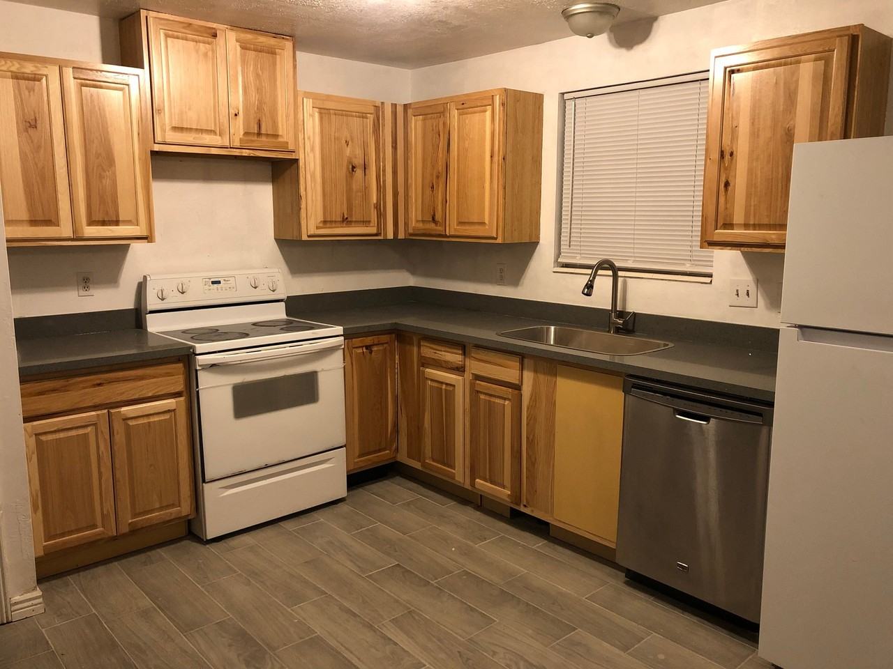 3813 W Fairmount Cir - Photo 7 of 8