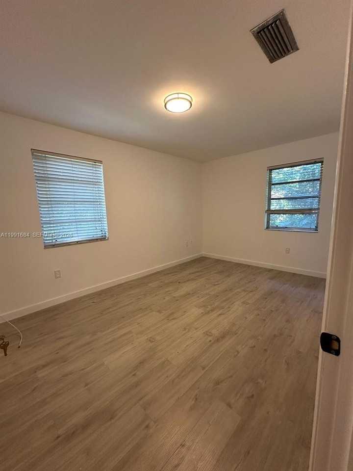 3755 Oak Ave - Photo 4 of 7