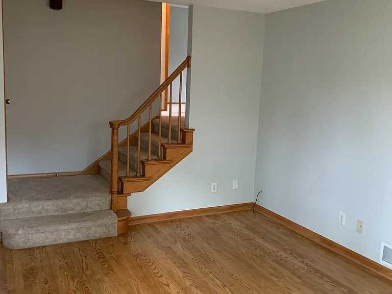 805 Michaelson St N #B - Photo 3 of 14