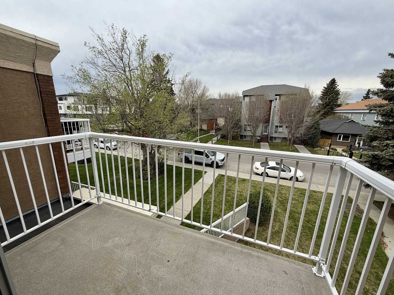 1932 28 St Sw - Photo 3 of 17