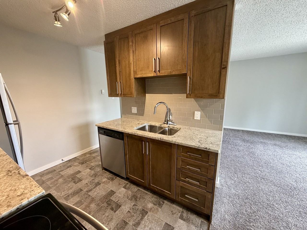 1932 28 St Sw - Photo 7 of 17