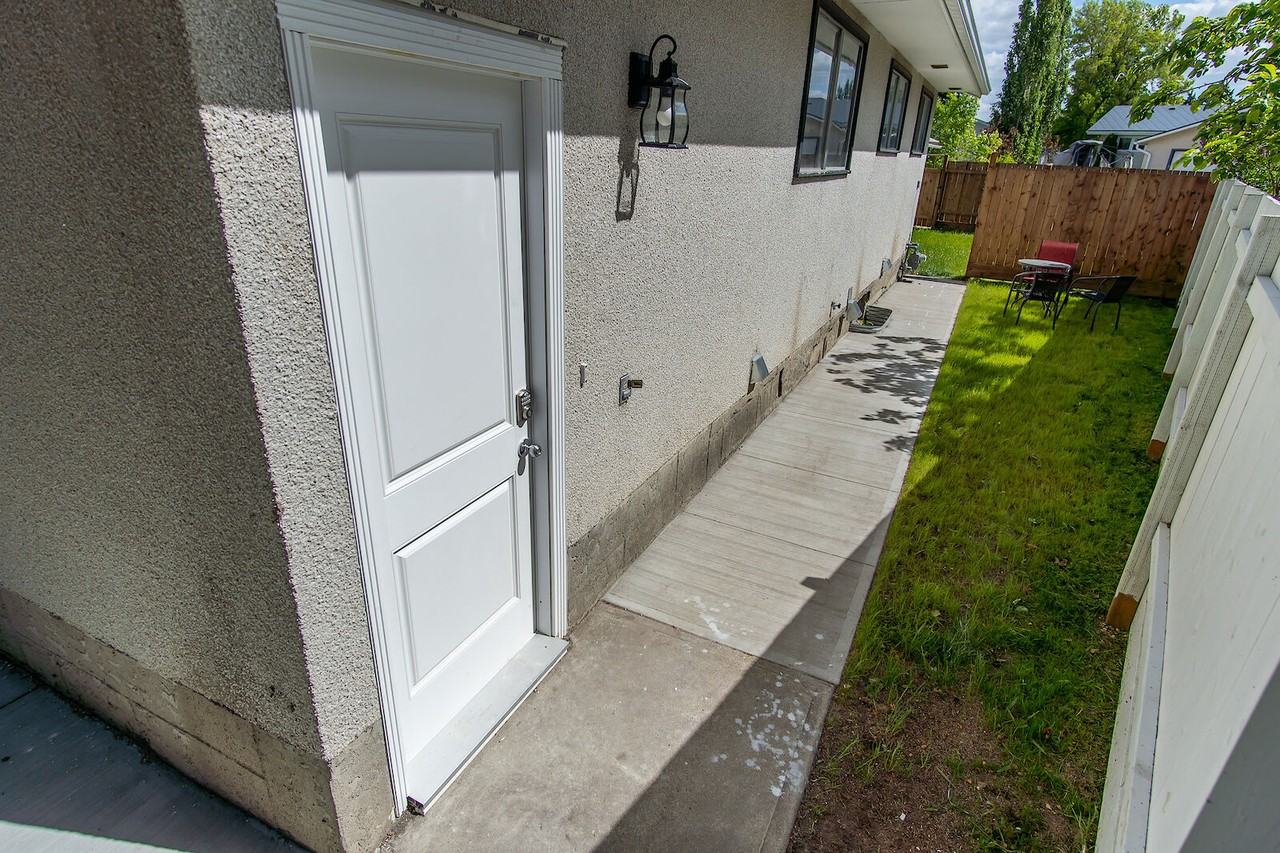 3660 109 St Nw - Photo 2 of 29