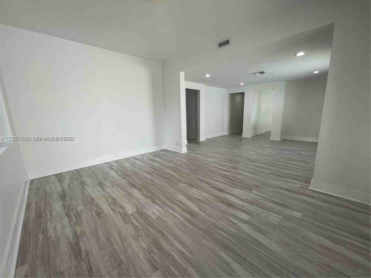 1522 Sw 10th St - Photo 4 of 8