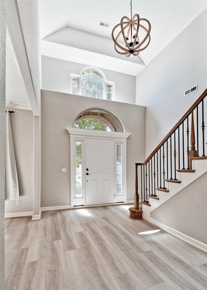 717 Ne Essex Ct - Photo 2 of 26