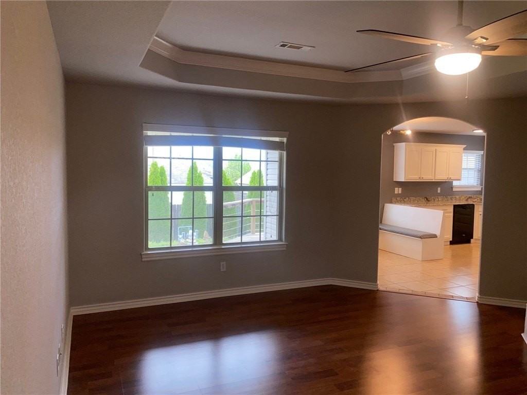706 Sw Castlewood St - Photo 2 of 20