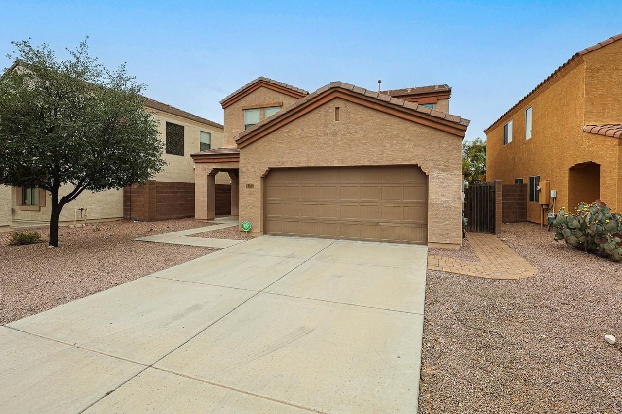12039 W Leather Ln - Photo 5 of 40